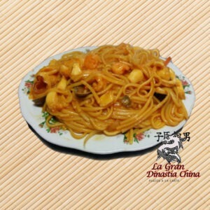 plato con pasta china y camarones