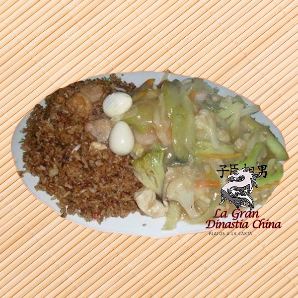 arroz chino y verduras chinas en un plato