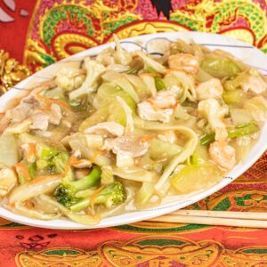 Chop suey especial con pollo, cerdo y camarones