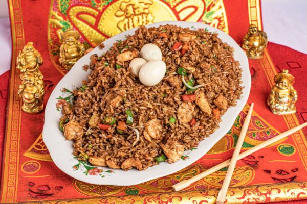 Arroz chino con trozos de cerdo, pollo y camarones